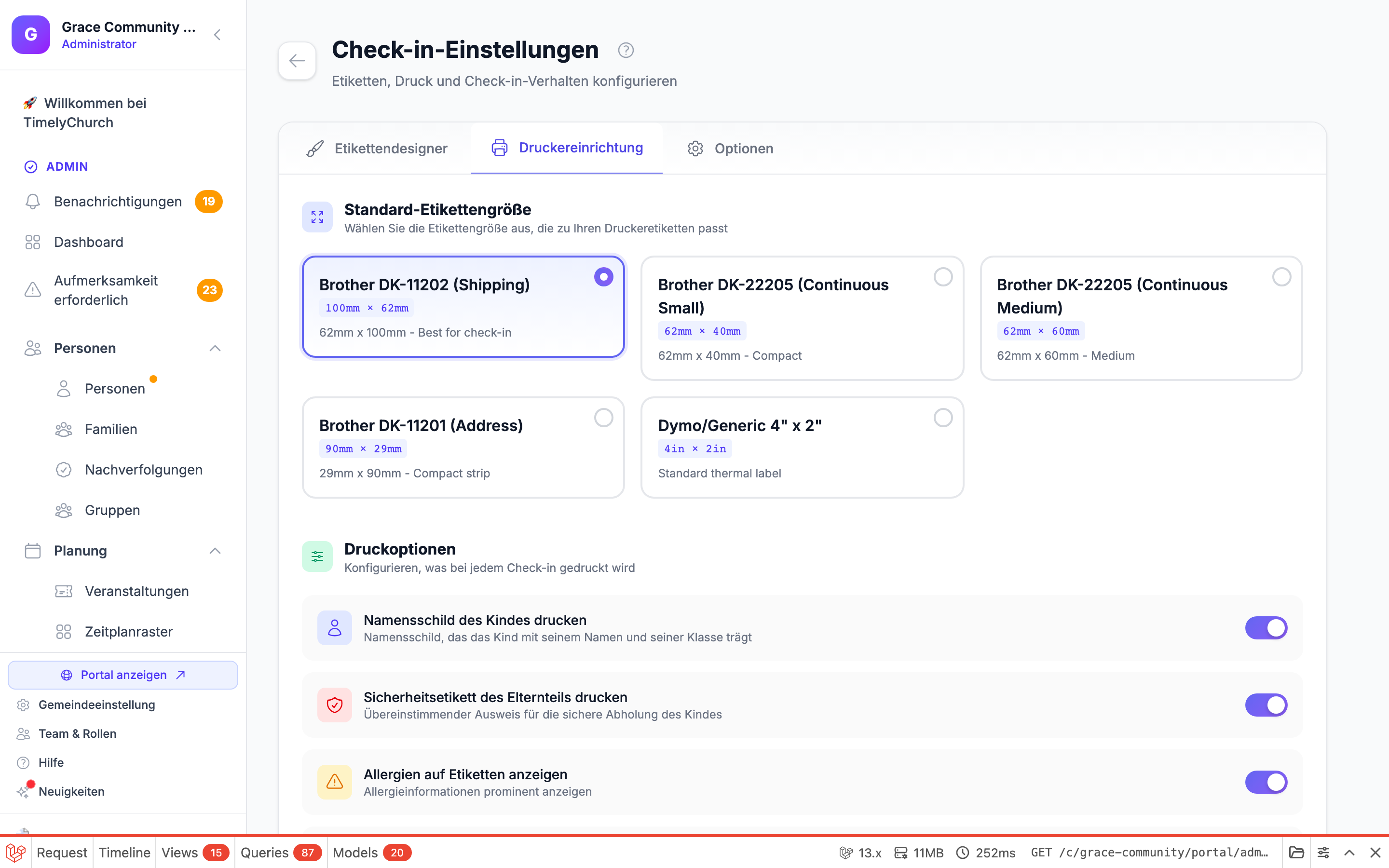 Check-in-Einstellungen > Registerkarte „Druckereinrichtung" mit den Standard-Etikettengrößen-Voreinstellungen (einschließlich der Option Brother DK-11202 62 mm x 100 mm) und den Druckoptionen-Umschaltern. Die Einstellungsseite akzeptiert einen ?tab=-Abfrageparameter, der den ersten Alpine-activeTab festlegt, sodass das Laden mit tab=printer direkt auf der Registerkarte „Druckereinrichtung" öffnet.