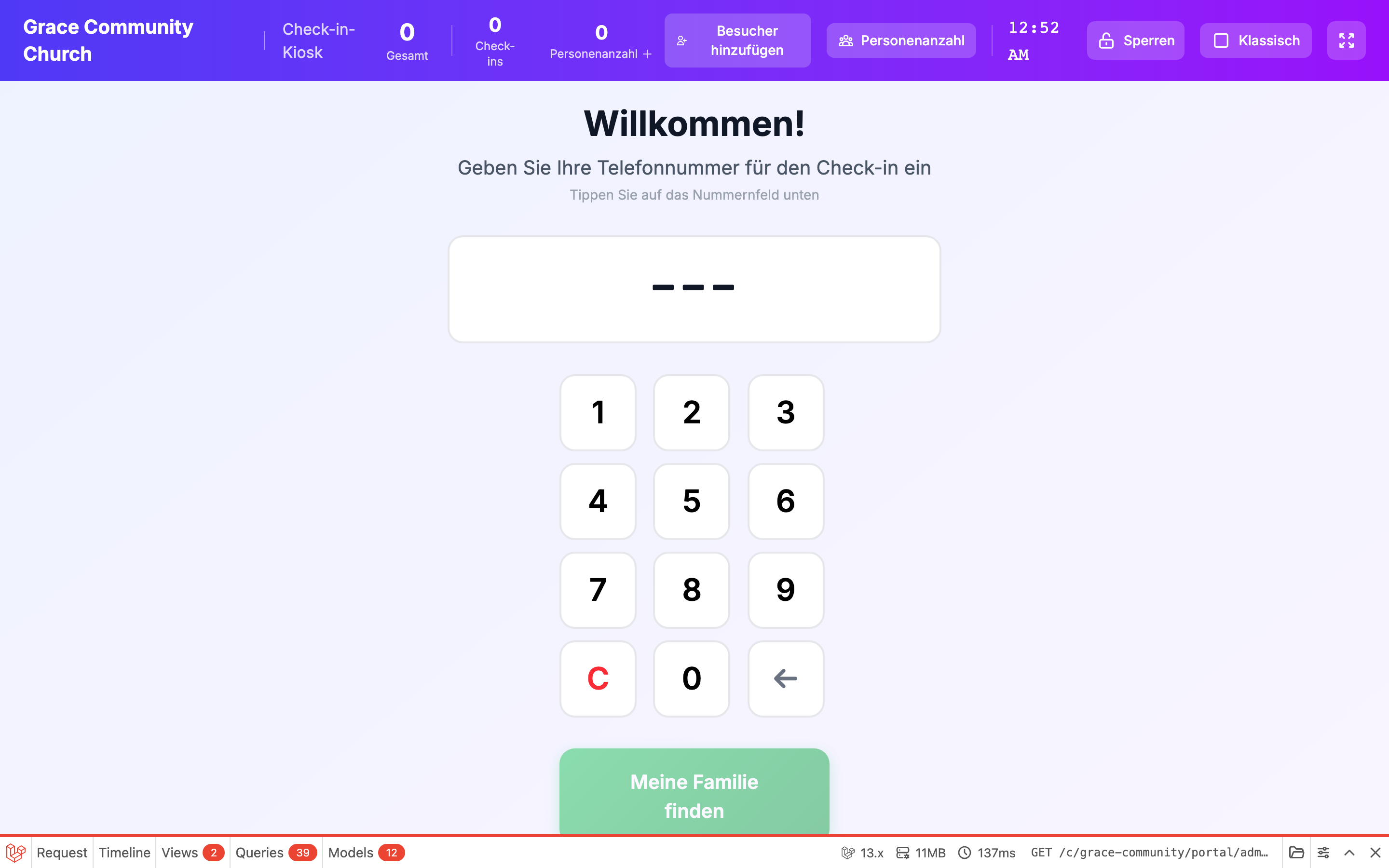 Kiosk im klassischen Layout mit der zentrierten Telefonnummerntastatur. Der Kiosk-Controller setzt das Layout standardmäßig auf 'klassisch' und der Alpine-Schritt auf 'Telefon', wenn 0 oder 1 aktive Sitzung vorhanden ist, sodass der klassische Telefoneingabebildschirm (Telefonanzeige + 0-9-Nummernfeld + Aktionen 'Meine Familie finden' / Suche) ohne Interaktion beim Laden angezeigt wird.