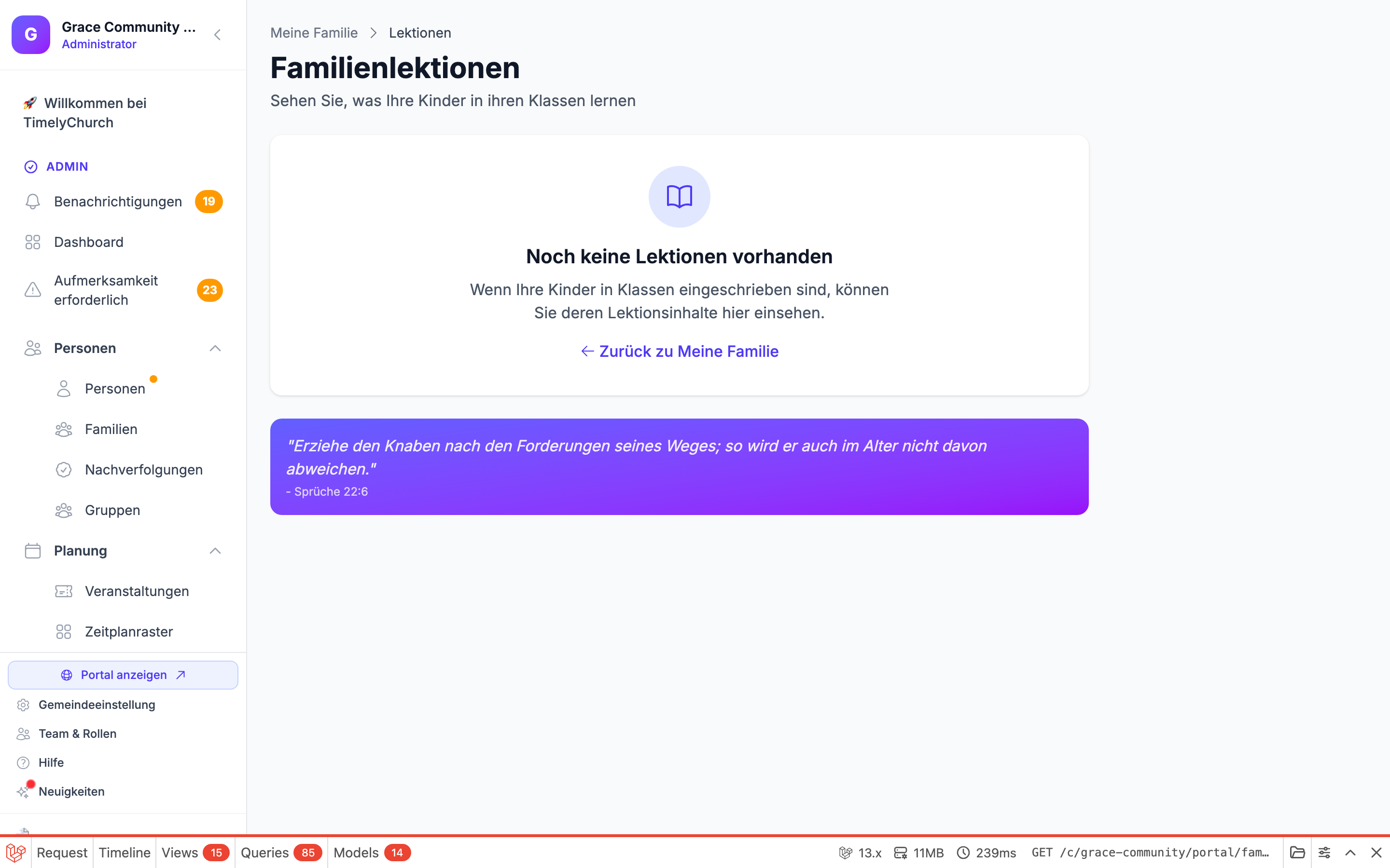 Familienlektionen-Seite im Mitgliederportal (Überschrift „Familienlektionen", Untertitel „Sehen Sie, was Ihre Kinder in ihren Klassen lernen"), die für jedes Kind den Namen mit seiner Klasse, dem aktuellen Lektionstitel, dem Merkvers und der Heimaktivität anzeigt. Dies ist eine Mitgliederportal-Seite, keine Admin-Seite. Sie zeigt einen Leerzustand an, wenn das angemeldete Mitglied keine in Klassen eingeschriebenen Kinder mit geplanten Lektionen im Zeitfenster von 6 Wochen zurück / 2 Wochen voraus hat.