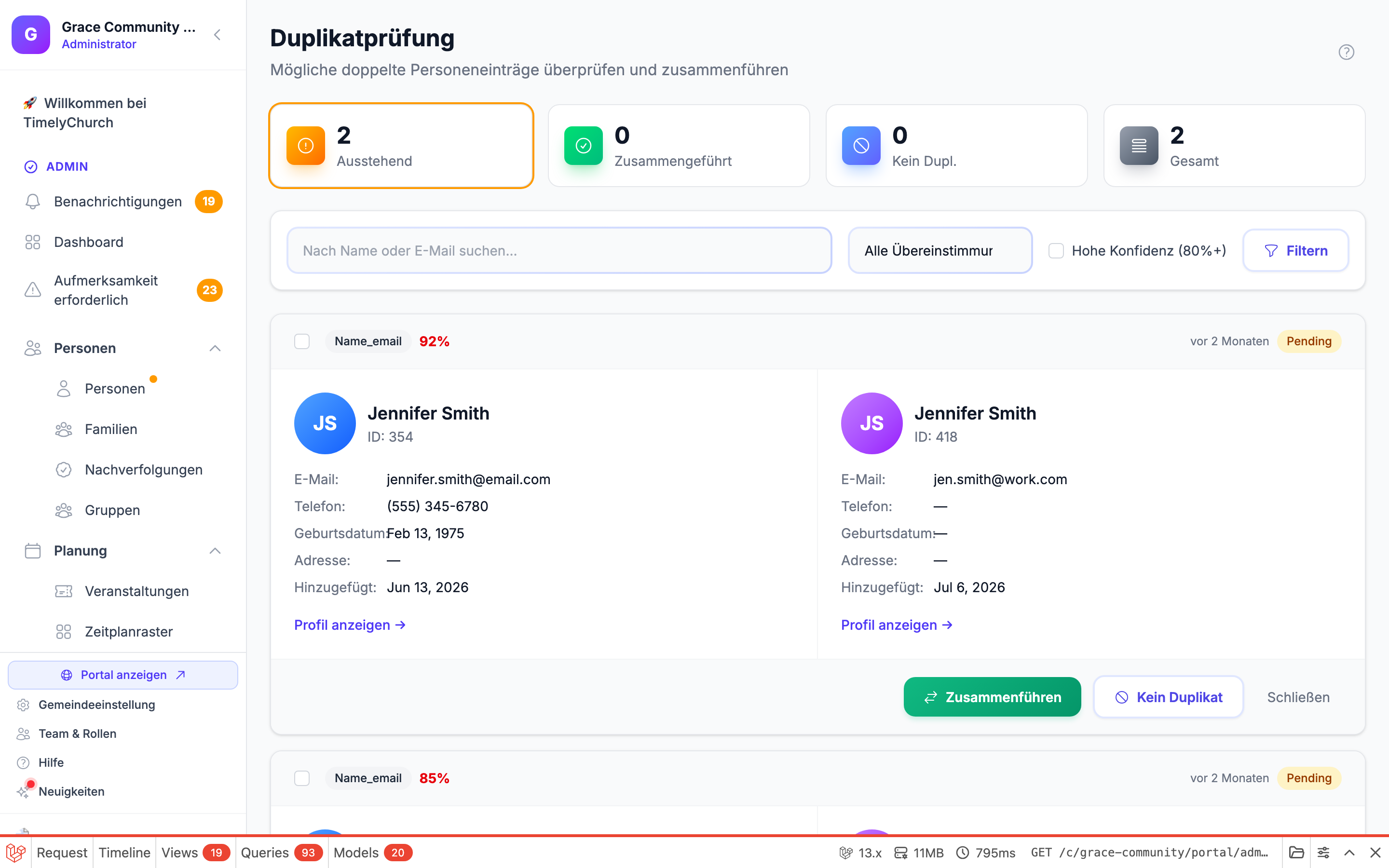 Duplikatvergleichsansicht mit zwei Datensätzen nebeneinander mit den Schaltflächen Zusammenführen, Kein Duplikat und Schließen
