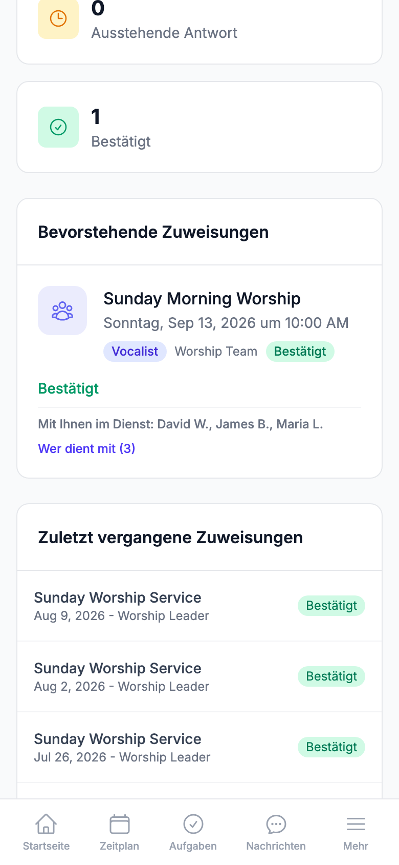 Ein Diensteintrag im Dienstplan auf einem Smartphone: Name und Uhrzeit der Veranstaltung, die Ihnen zugewiesene Position, die Zeile „Dienst mit Ihnen: David W., James B., Maria L." darunter und die Schaltfläche „Wer dient mit (3)" darunter.