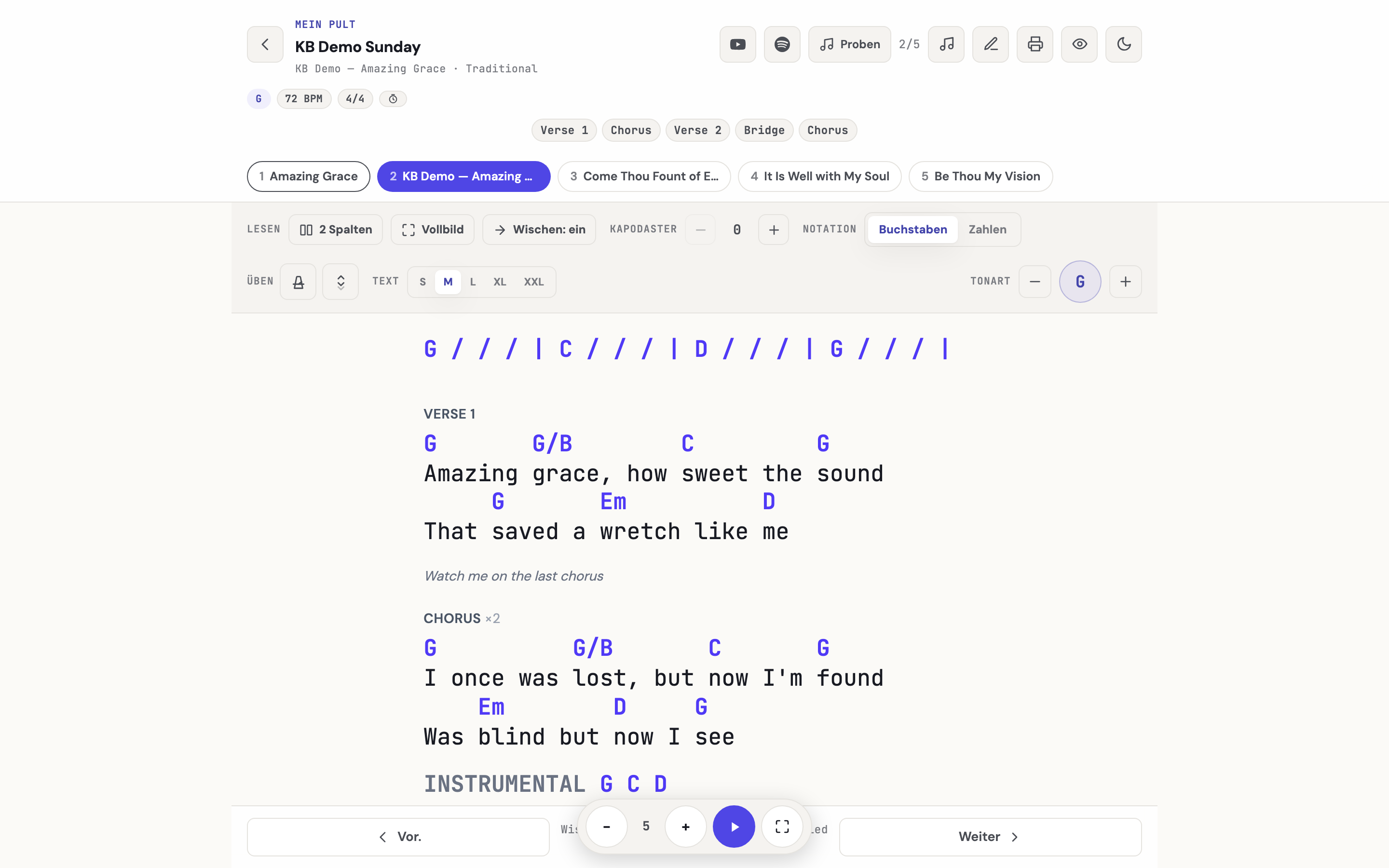 Der Lesebildschirm von Mein Pult mit der Sequenzleiste unter der Liedüberschrift und einer Bandnotiz in einer eigenen Zeile im Liedtext