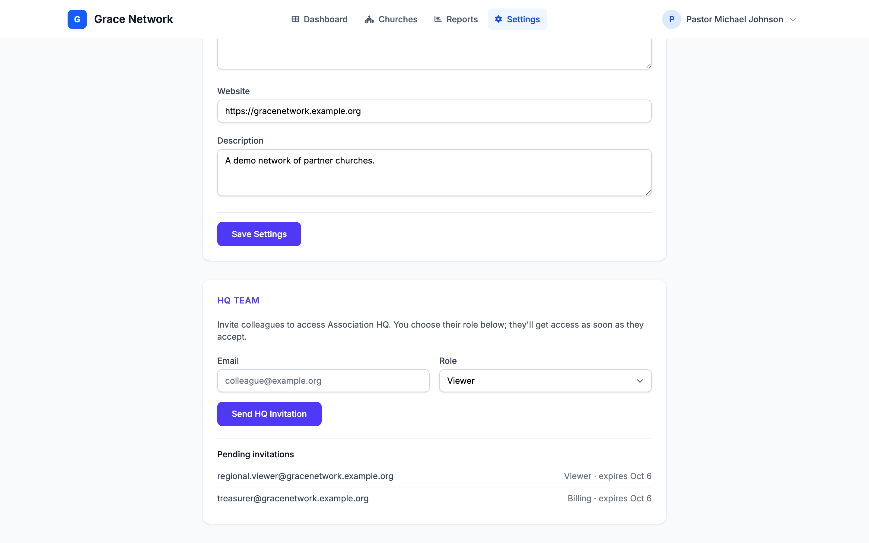 Die Seite Einstellungen, Karte Hauptsitz-Team – das Feld E-Mail, das Dropdown Rolle auf Betrachter, die Schaltfläche HQ-Einladung senden und zwei ausstehende Einladungen mit ihren Rollen und Ablaufdaten