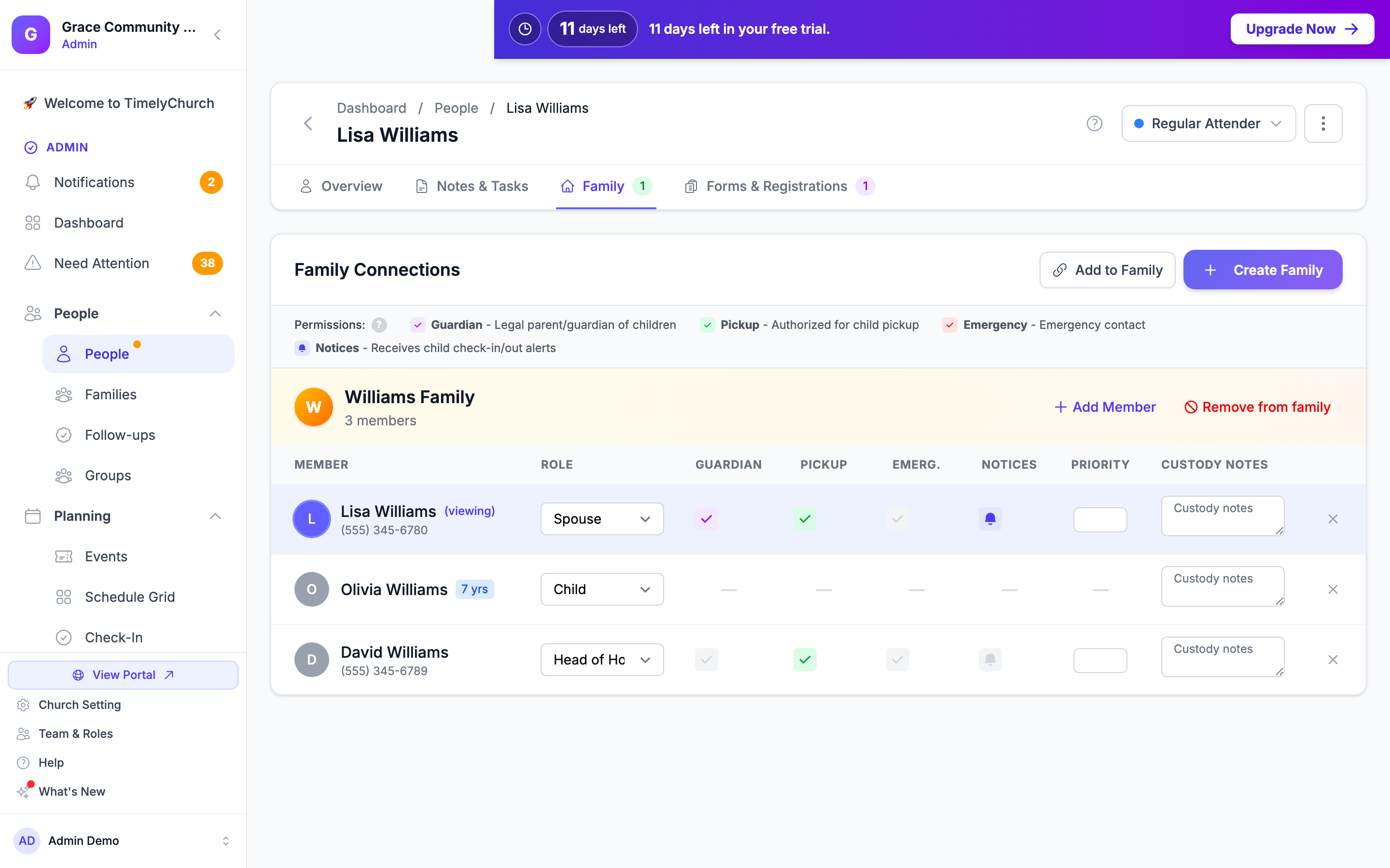 Tab Familie einer Person mit jedem Erwachsenen und den Chips Vormund, Abholung, Notf. und Check-in-Benachrichtigungen, wobei der Chip Check-in-Benachrichtigungen eines Erziehungsberechtigten an (Indigo) und eines anderen aus (grau) ist