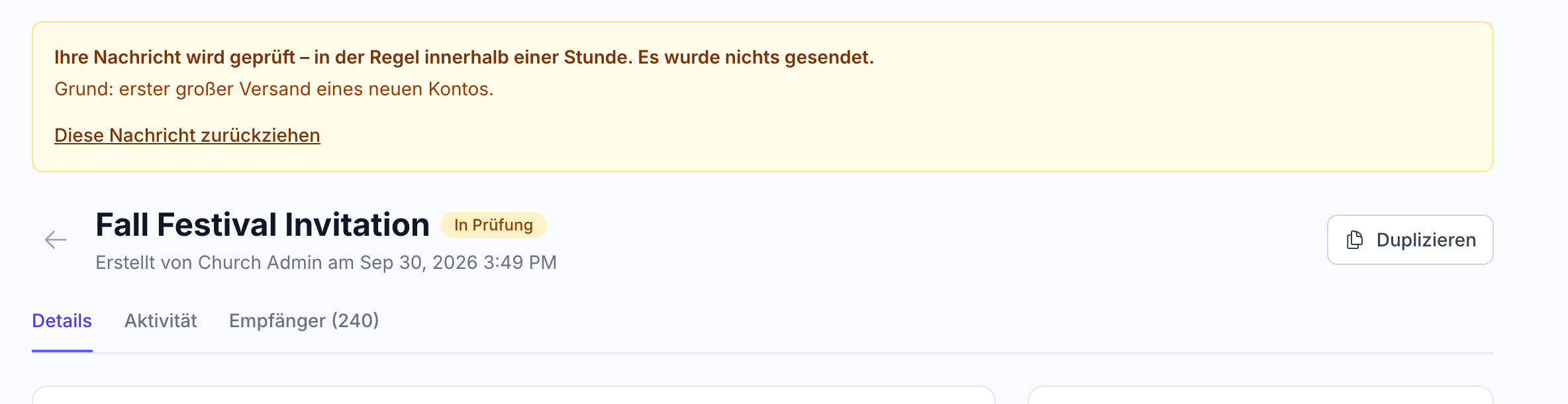 eine Kampagnen-Detailseite mit dem gelben Hinweis „Ihre Nachricht wird geprüft – in der Regel innerhalb einer Stunde. Es wurde nichts gesendet.", der Zeile „Grund: erster großer Versand eines neuen Kontos." und dem Link „Diese Nachricht zurückziehen"