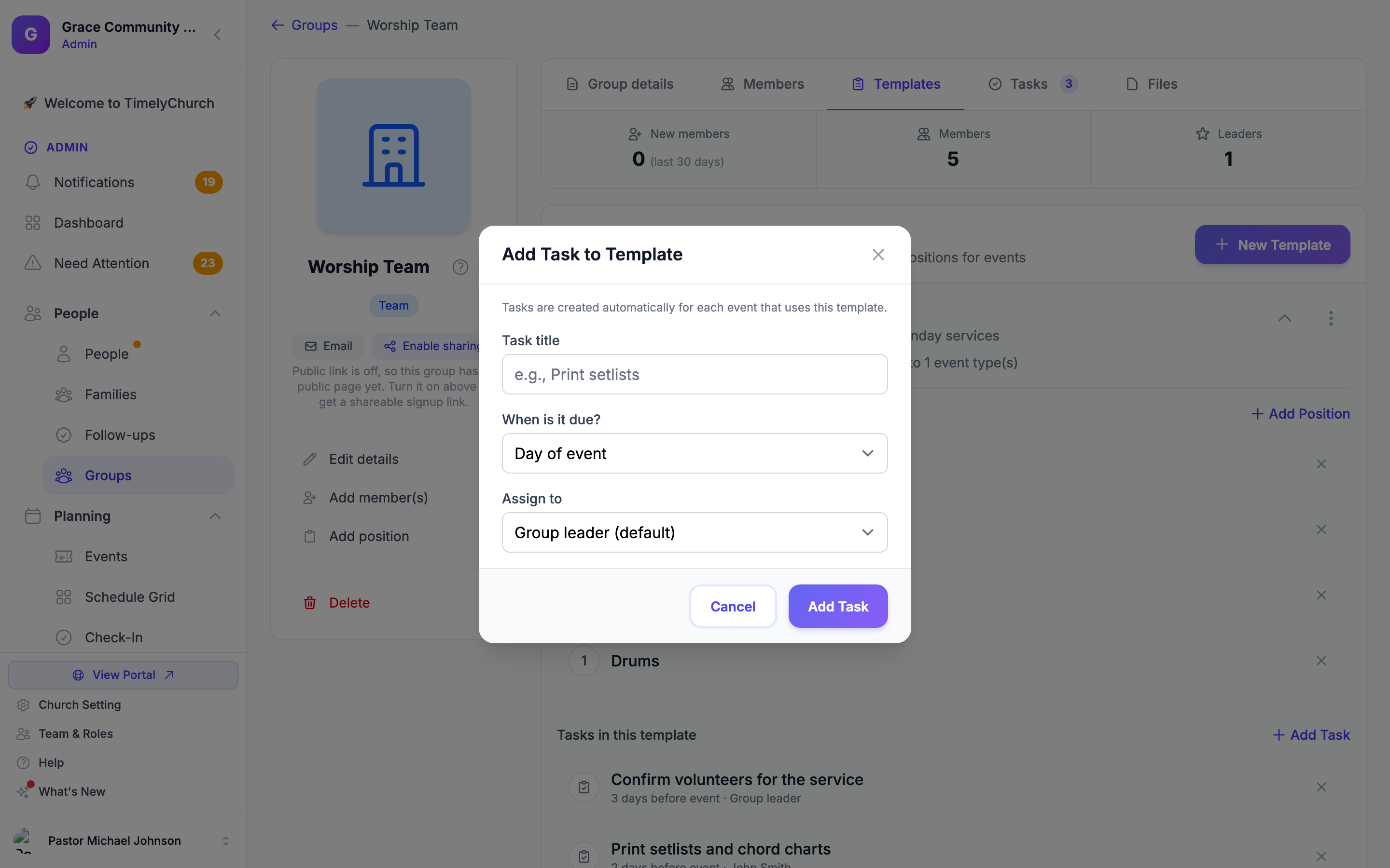 Der Dialog „Aufgabe zur Vorlage hinzufügen" mit dem Feld Aufgabentitel, dem Dropdown „Wann ist sie fällig?" eingestellt auf „Tag der Veranstaltung", und dem Dropdown „Zuweisen an" eingestellt auf „Teamleitung (Standard)".
